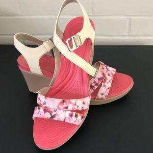 Croc 8W sandals. 2.5 inch heel